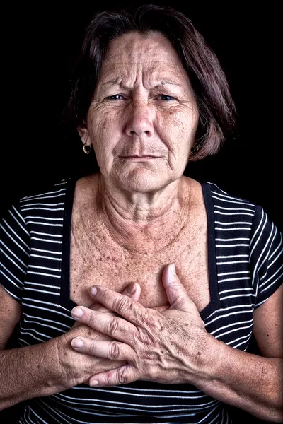 Mulher madura que sofre de dor no peito — Fotografia de Stock