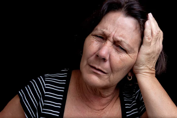 Mujer anciana que sufre de un fuerte dolor de cabeza — Foto de Stock