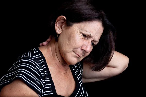 Mulher que sofre de dor no pescoço ou no ombro — Fotografia de Stock