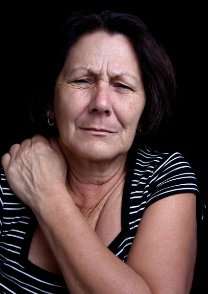 Senior lady suffering from shoulder pain — Stock Photo, Image