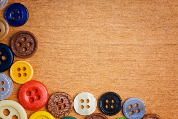 Przyciski kolorowe do szycia na tle drewniane — Zdjęcie stockowe