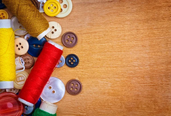 Bottoni colorati e bobine di filo — Foto Stock