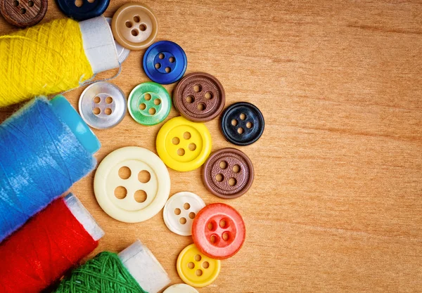 Botões coloridos e bobinas de rosca — Fotografia de Stock