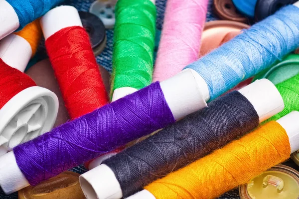 Kleurrijke naaien draad rollen en knoppen — Stockfoto