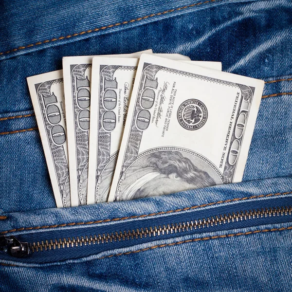 Jeans con dólares americanos en el bolsillo — Foto de Stock