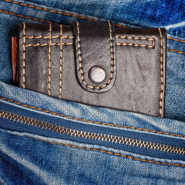 Vaqueros con billetera de cuero en el bolsillo — Foto de Stock