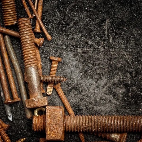 Nakrętki i śruby na tle metalowe — Zdjęcie stockowe