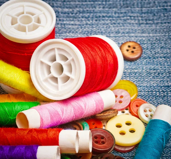 Carretes y botones de hilo de coser — Foto de Stock