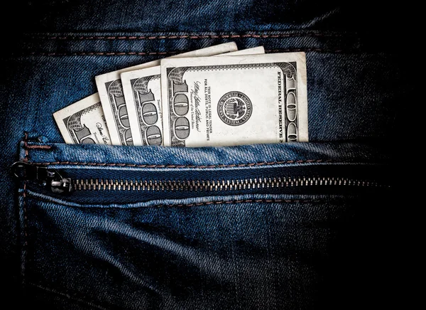 Dólares americanos en un bolsillo vaquero — Foto de Stock