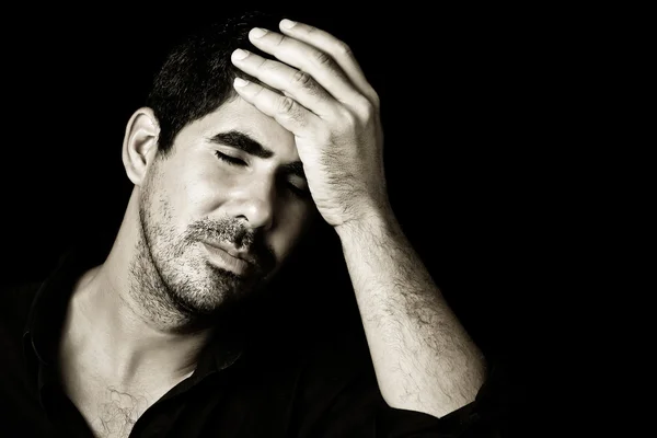 Hombre hispano preocupado o con dolor de cabeza —  Fotos de Stock