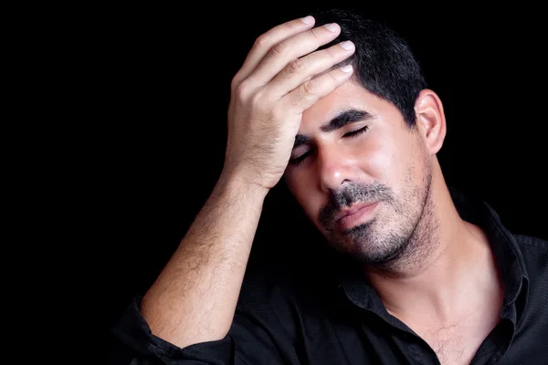 Hombre hispano preocupado o con dolor de cabeza —  Fotos de Stock