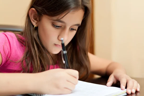 Süßes hispanisches Mädchen studiert zu Hause — Stockfoto