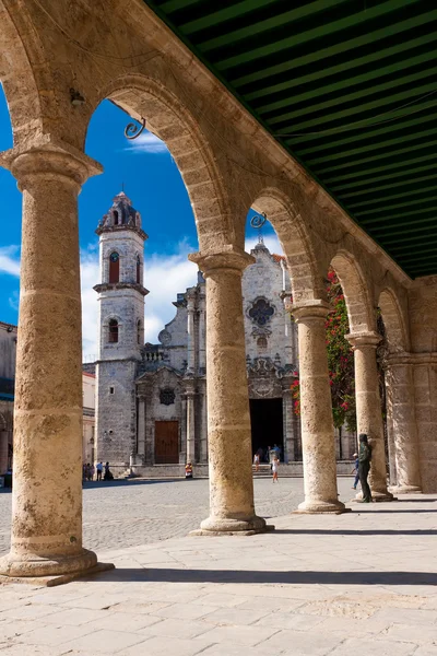 La Catedral de La Habana en un hermoso día despejado — Foto de Stock