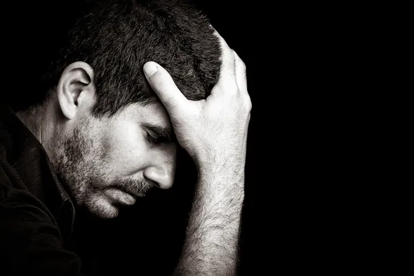 Hombre hispano joven preocupado o deprimido — Foto de Stock