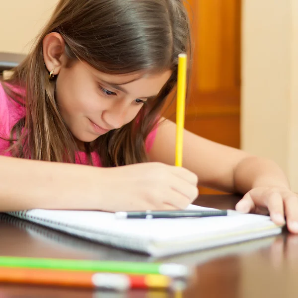 Ragazza ispanica che lavora al suo progetto artistico — Foto Stock