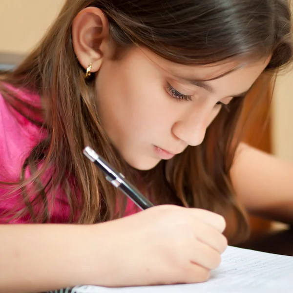 Spansktalande tjej som arbetar på sina läxor — Stockfoto