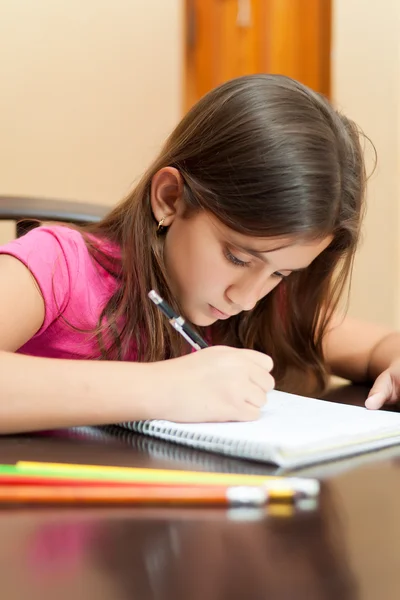 Hispanic meisje werken op haar huiswerk — Stockfoto