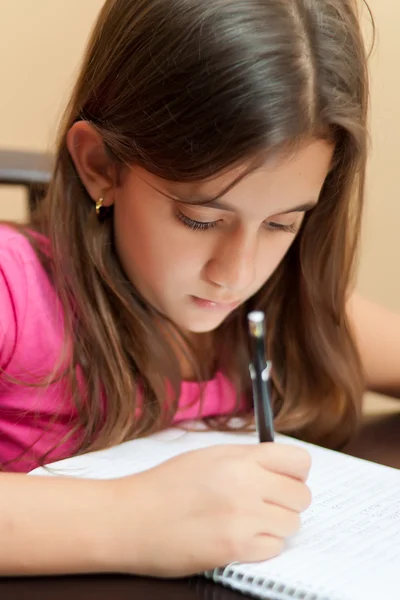 İspanyol kız ödevini üzerinde çalışma — Stok fotoğraf