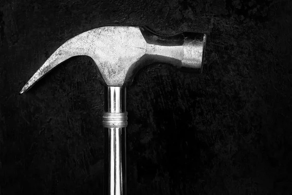 Hammer auf metallischem Hintergrund — Stockfoto