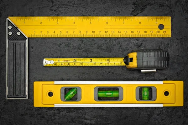Metalik Siyah bir arka plan üzerinde ölçüm araçları — Stok fotoğraf