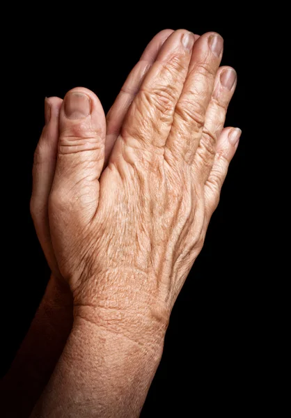 Старые морщинистые руки молятся — стоковое фото