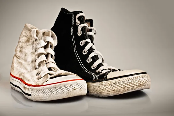Velké a malé staré sportovní obuv — Stock fotografie