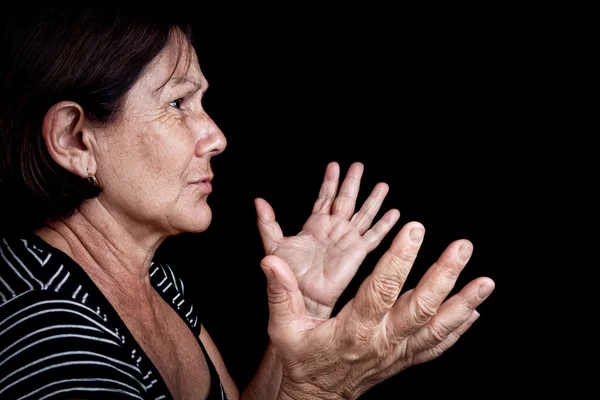 Oude vrouw praten en gebaren met haar handen — Stockfoto