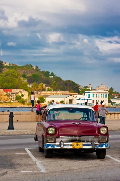 Klasik bir Amerikan arabası Eski Havana'da park etmiş. — Stok fotoğraf