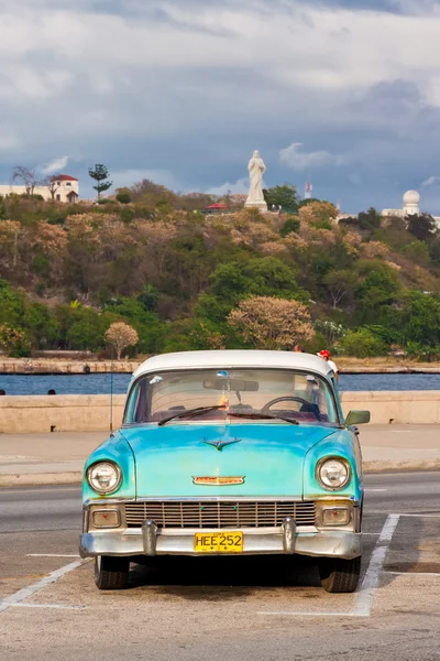 Klasyczny amerykański samochód zaparkowany w starej Hawanie — Zdjęcie stockowe
