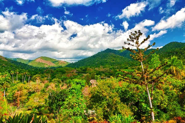 Montagnes et vallées tropicales à Cuba — Photo