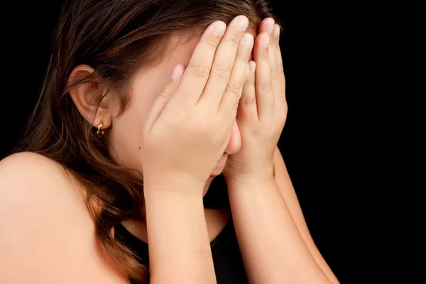 Dívka brečí a zakryla tvář — Stock fotografie