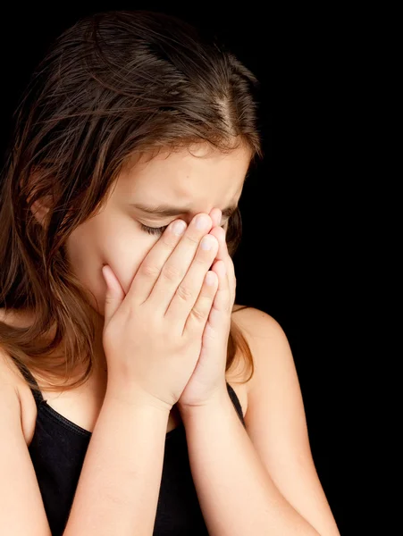 Meisje huilen en haar gezicht verbergen — Stockfoto