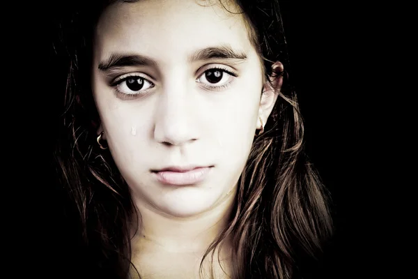 Dramatisches Porträt eines sehr traurigen Mädchens, das weint — Stockfoto