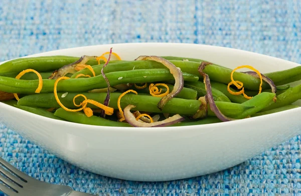 カラメル玉ねぎとオレンジの皮と緑の豆 — Stockfoto