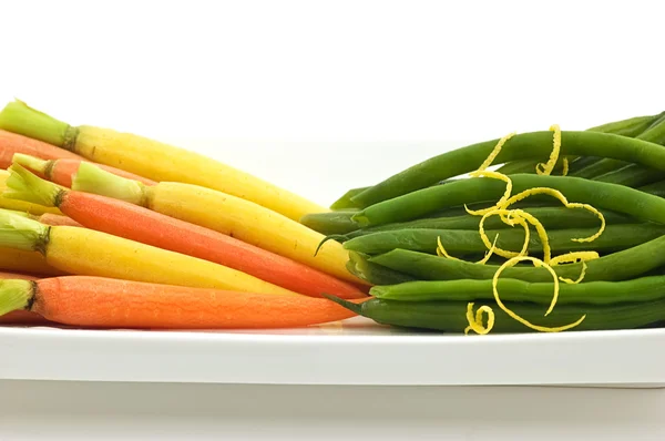 Bébé carottes et haricots verts — Photo