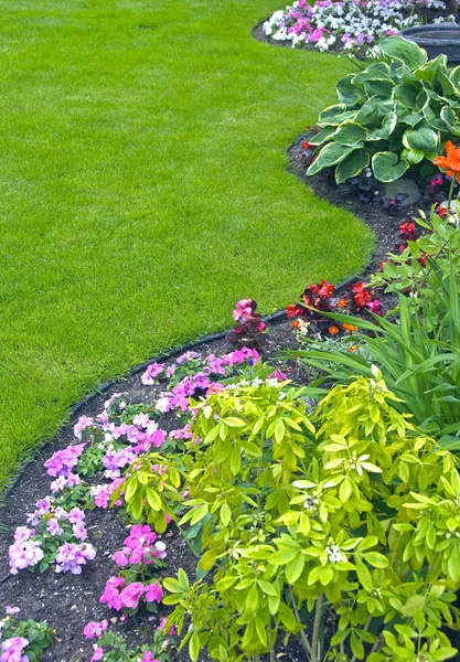 아름 다운된 야드 및 정원 스톡 이미지