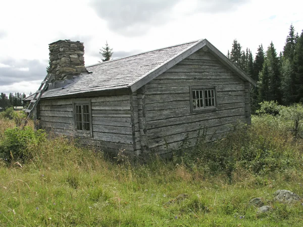 Velha cabine de madeira tradicional — Fotografia de Stock