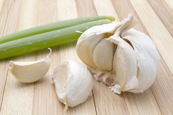 Fresh garlic and green onion — Stock Photo, Image