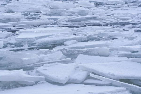Zimní krajina zamrzlého jezera — Stock fotografie