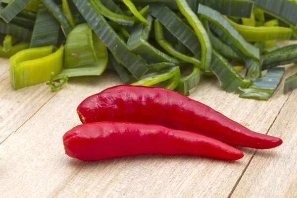 Świeżego pora i papryka chili — Zdjęcie stockowe
