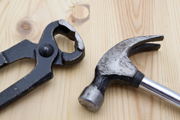 Oude sleutel en hammer — Stockfoto