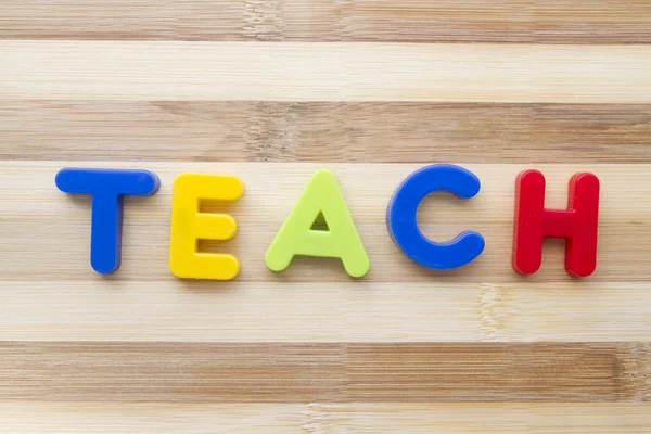 Ímãs de letras "TEACH " — Fotografia de Stock