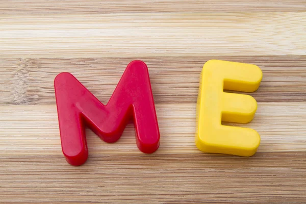 Ímãs de letras "ME " — Fotografia de Stock