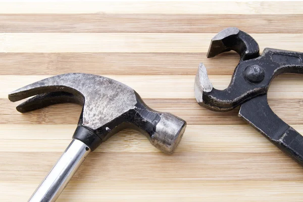 Oude sleutel en hammer — Stockfoto