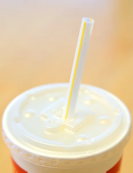Frisdrank met stro in cup — Stockfoto