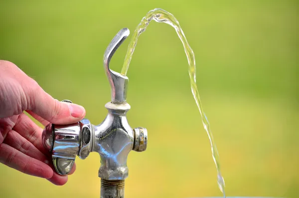 Dricksvattenfontän med vatten som rinner — Stockfoto