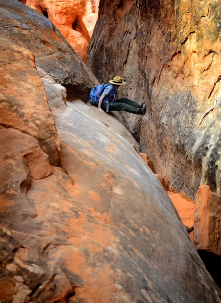Escursione di persona in Canyon di Fessura — Foto Stock