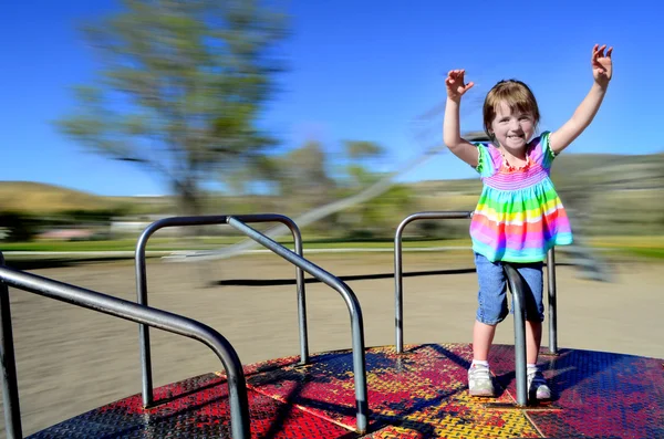 Gadis kecil bermain di taman — Stok Foto