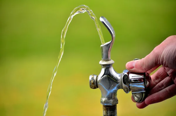 Dricksvattenfontän med vatten som rinner — Stockfoto