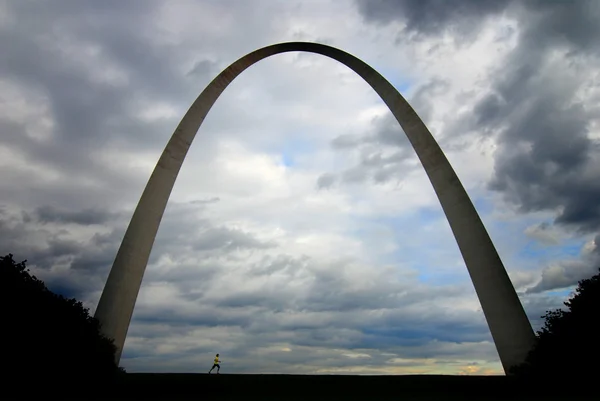 In esecuzione sotto St. Louis Arch — Foto Stock